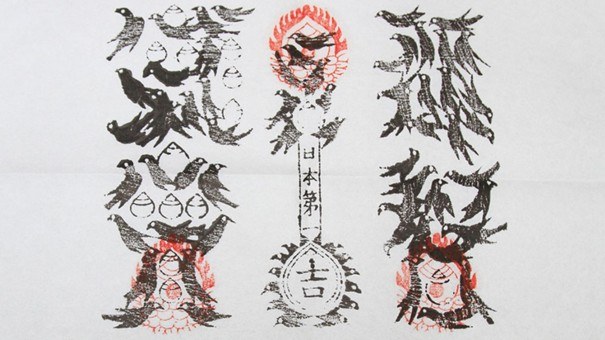 traditionele stempel van een tempel, kleine zwarte vogels